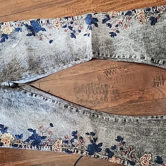 NWT Venus Floral Embroidered Jeans and NWOT Floral Embroidered Jeans - Picture 6 of 9